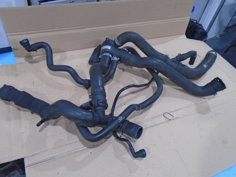 LR082871 - TERMOSTAT HORTUMU KOMPLE 3.0L V6(SPORT) - Land Rover