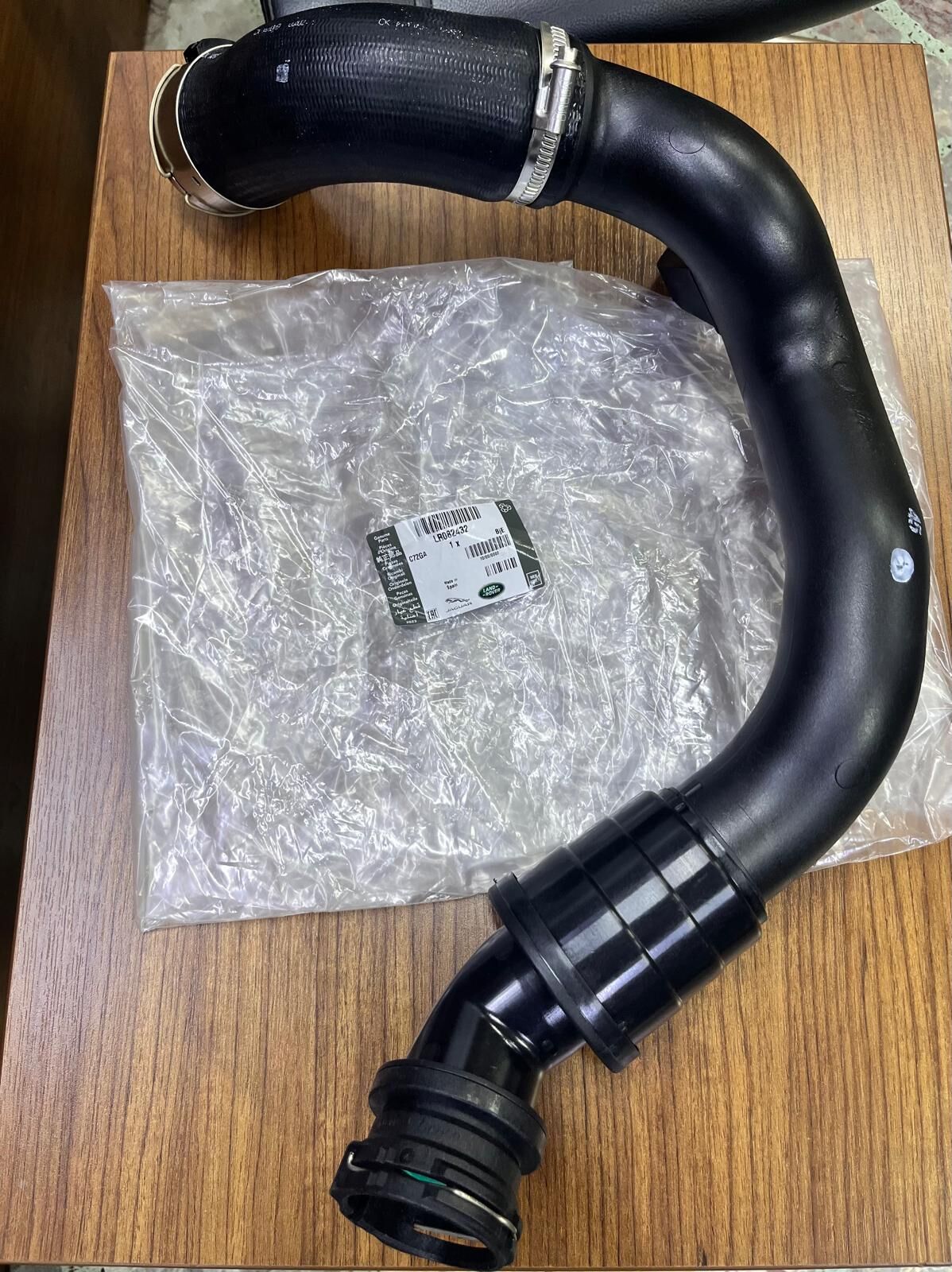 LR082432 - İNTERCOOLER/TURBO BORUSU 2.0 DZL. (DİSC.S5) - Land Rover