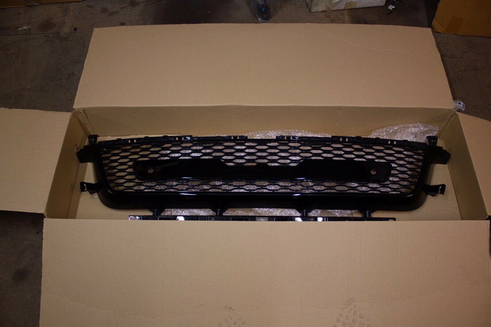 LR099208 - ÖN TAMPON ALT IZGARA (RRS 2014) - Land Rover