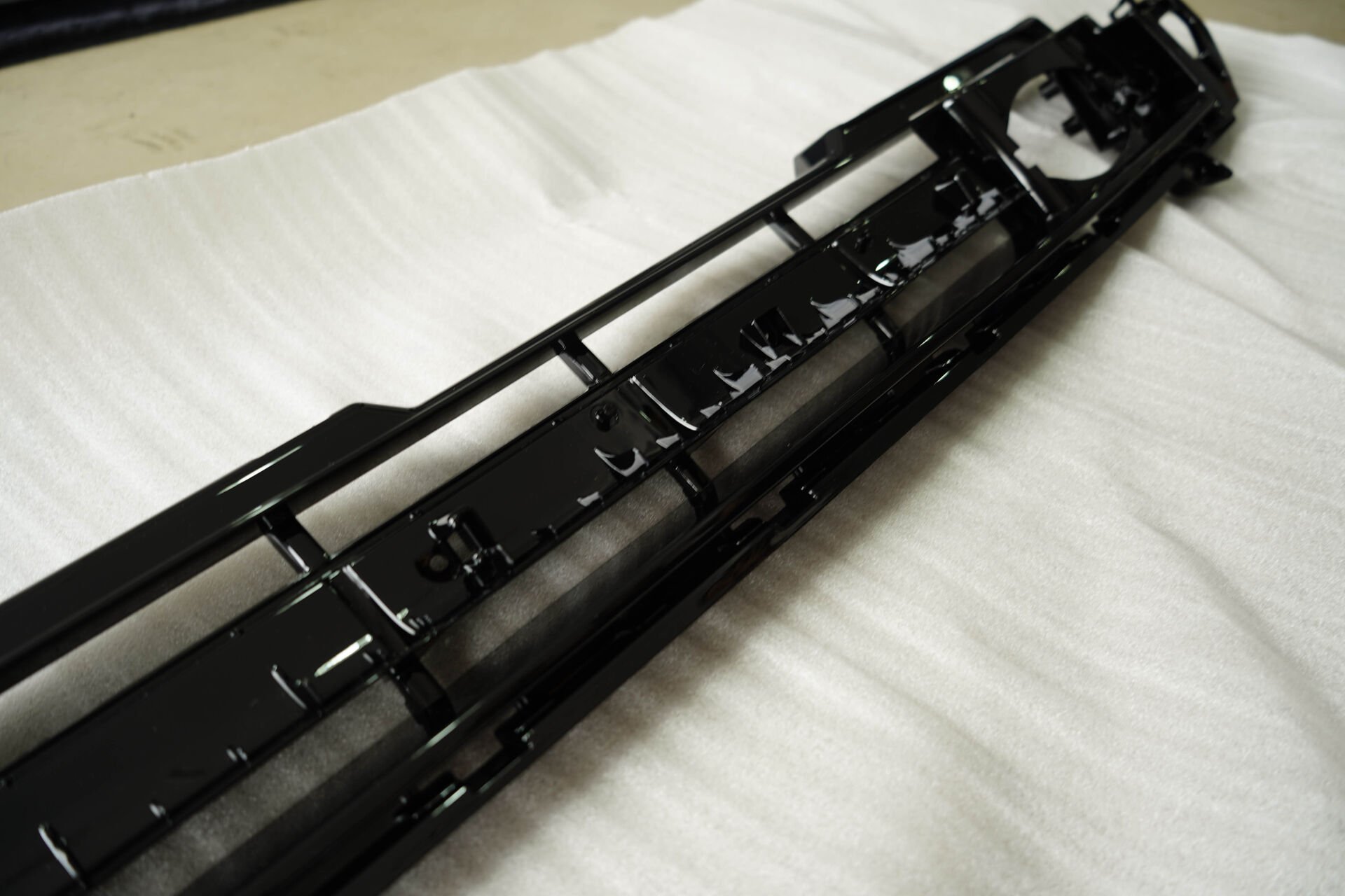 LR132812 - ÖN TAMPON ÜST IZGARA (NEW DEFENDER) - Land Rover