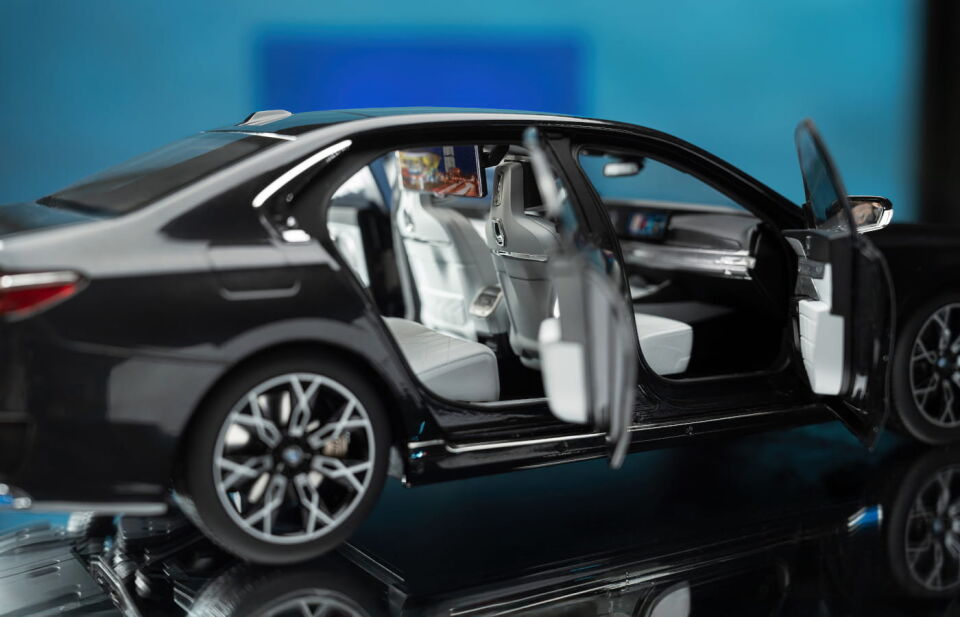 80435A8F295 - BMW i7 (G70) MODEL ARAÇ | 1:18 / SOPHİSTO GRİ - BMW Group