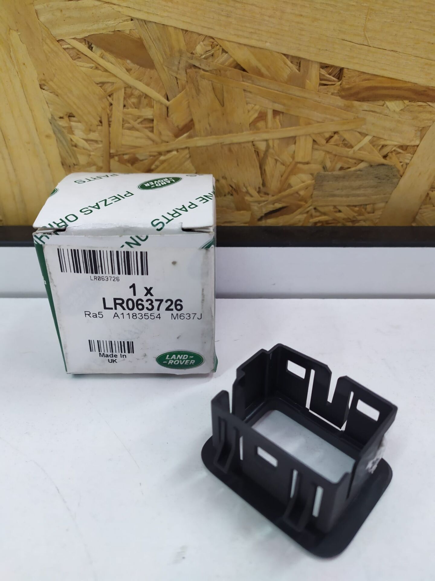 LR063726 - KAPI KLİTLEME BAKALİTİ SAĞ(3.0L/V6/VOGUE) - Land Rover