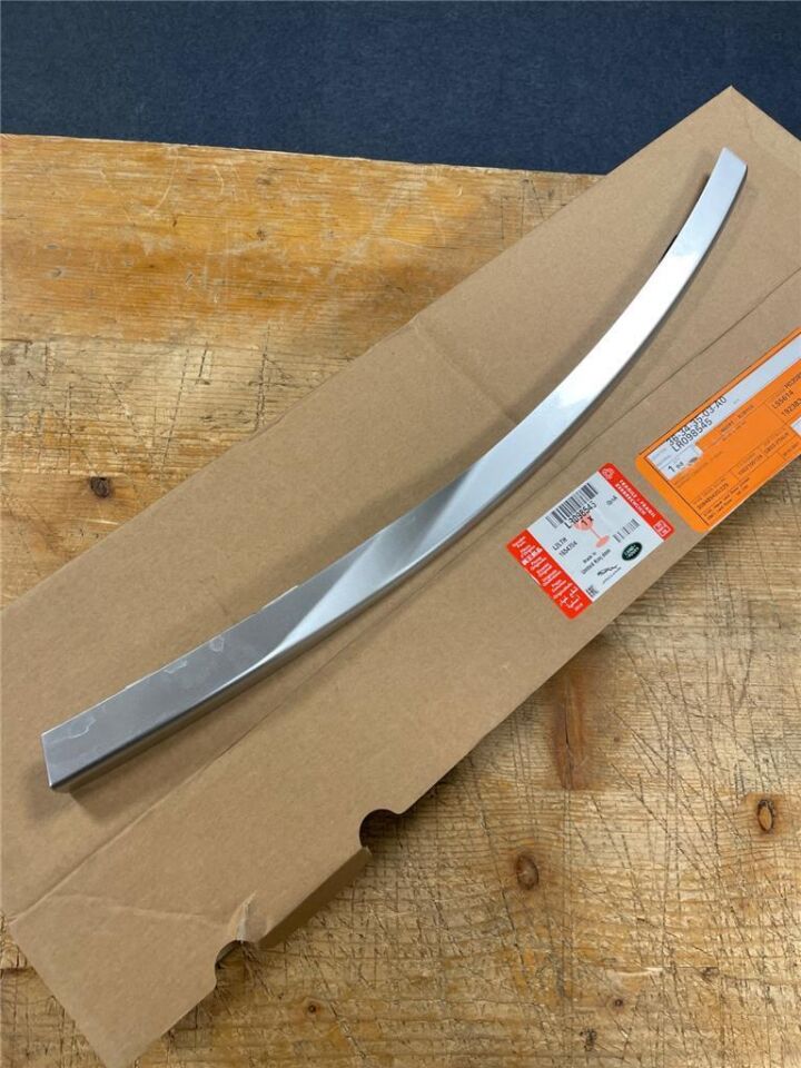 LR098548 - ÖN TAMPON ÇITASI SAĞ (VOGUE) - Land Rover