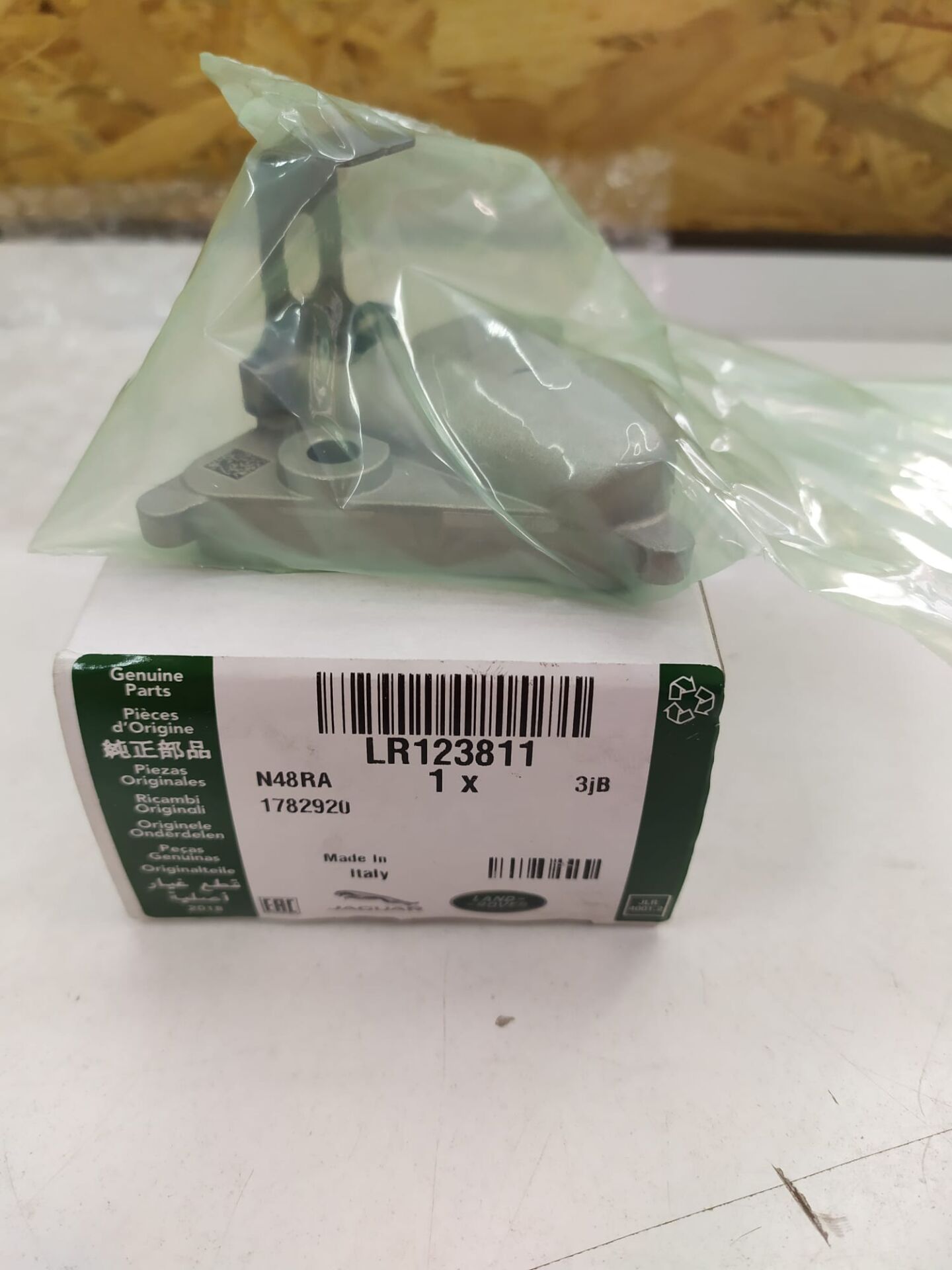 LR123811 - EGZANTRİK ZİNCİR GERGİ ALT(NEW DEF./DİSCOVERY SPORT/5/VELAR/EVOGUE/2.0L Hİ PHEV) - Land Rover