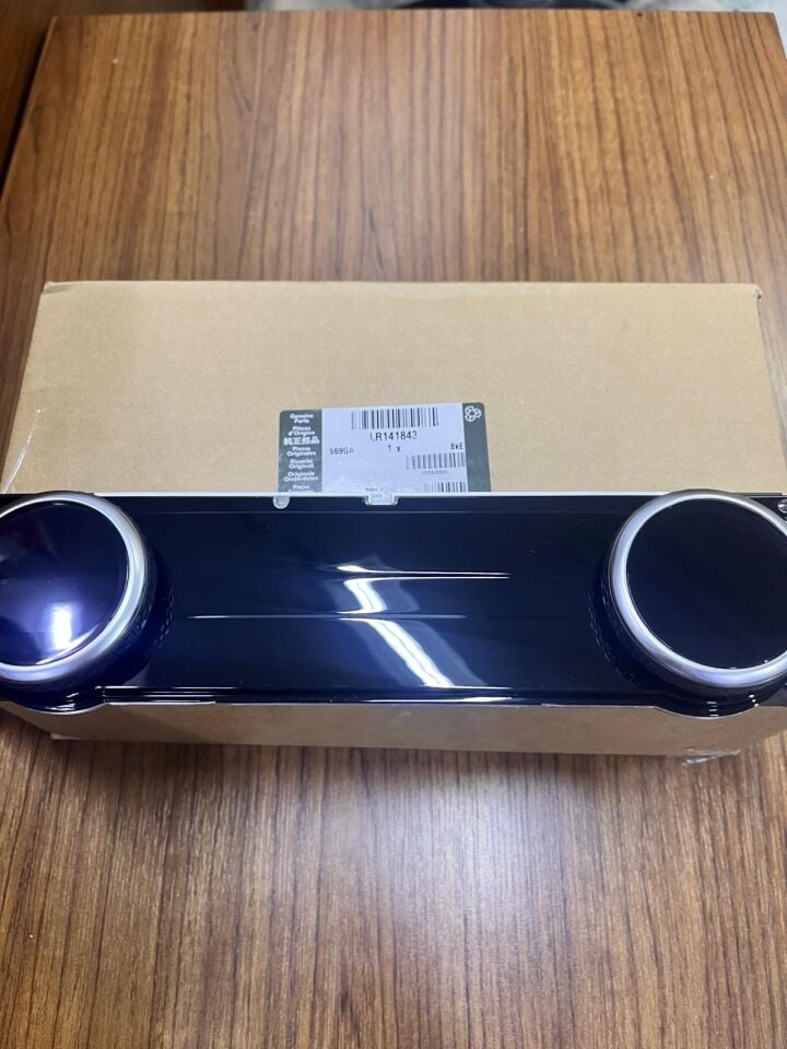 LR141843 - ÖN KLİMA PANELİ (DİSC.S5) - Land Rover