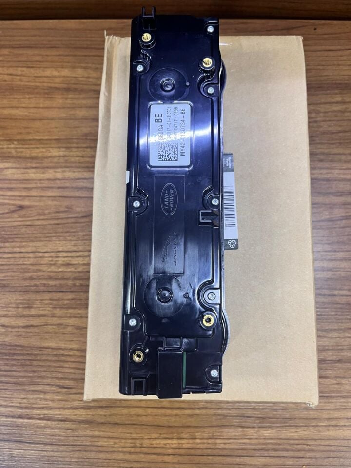 LR141843 - ÖN KLİMA PANELİ (DİSC.S5) - Land Rover