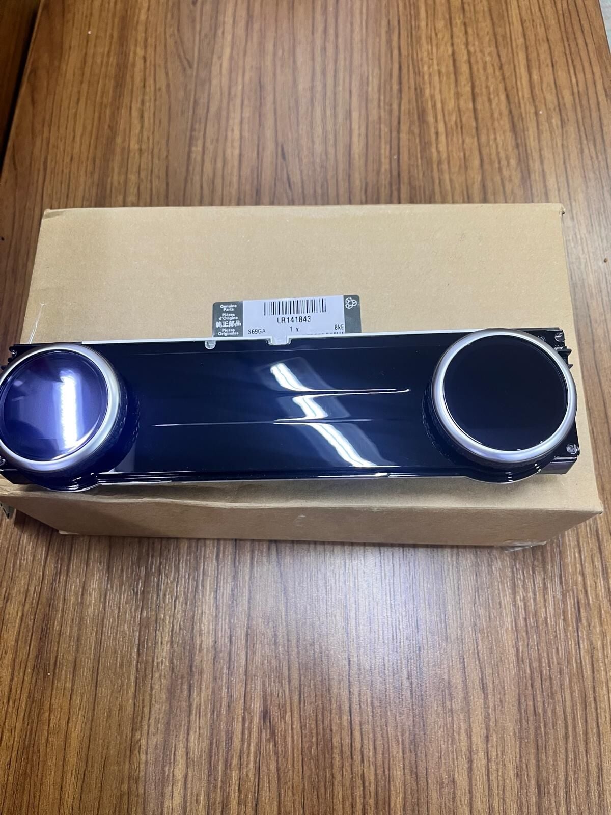 LR141843 - ÖN KLİMA PANELİ (DİSC.S5) - Land Rover