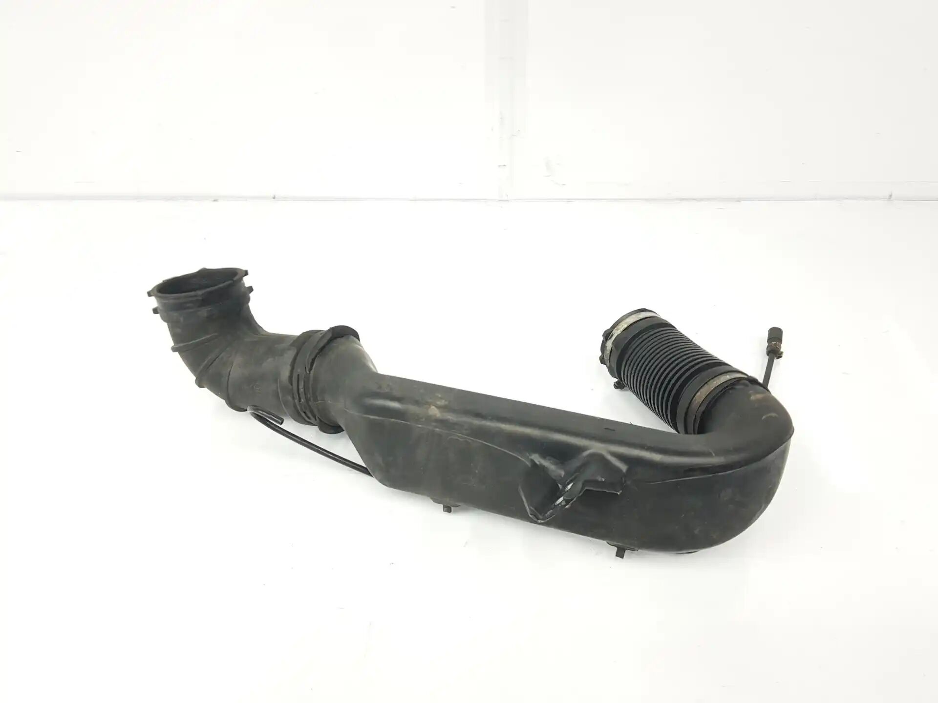 LR010556 - HAVA FİLTRE ÜST BORU SOL (3.6) - Land Rover