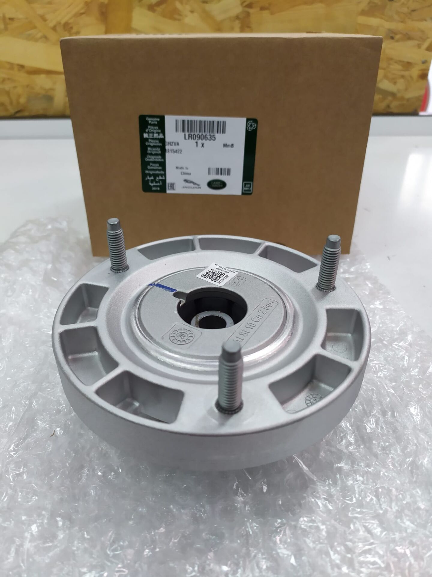 LR090635 - ÖN AMOTİSÖR ÜST TAKOZU (VELAR) - Land Rover