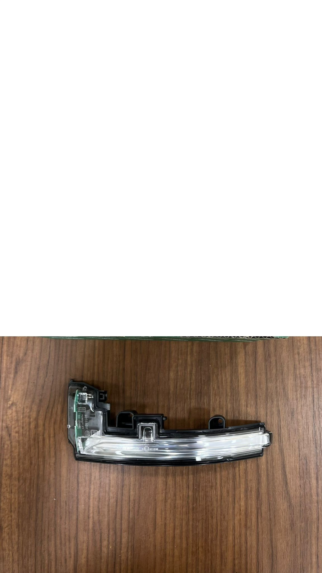 LR027946G - AYNA SİNYALİ SOL (3.0L V6/NWD/4) - Eurospare